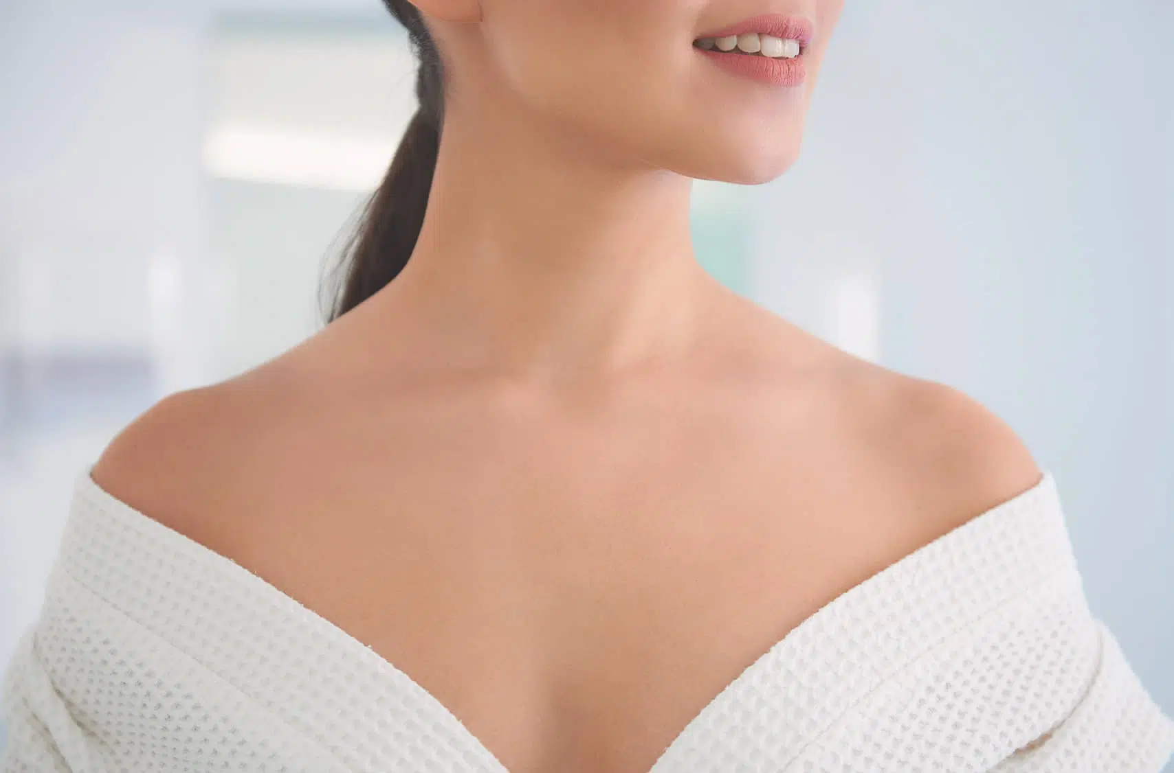 Acide hyaluronique du décolleté : traitement anti-âge | Paris 16 | Dr Pecorelli