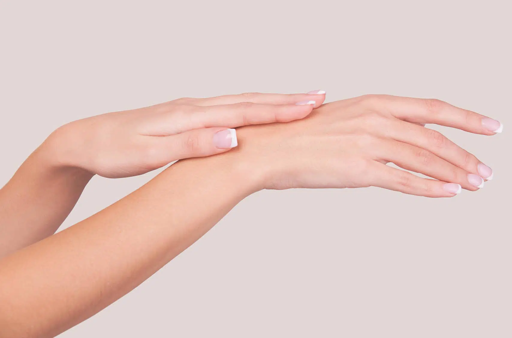 Acide hyaluronique mains : traitement anti-âge, médecine esthétique | Paris 16 | Dr Pecorelli